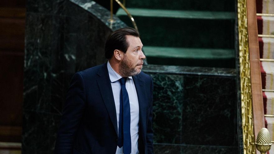 El ministro de Transportes y Movilidad Sostenible, Óscar Puente, durante una sesión plenaria, en el Congreso de los Diputados, a 9 de diciembre de 2025