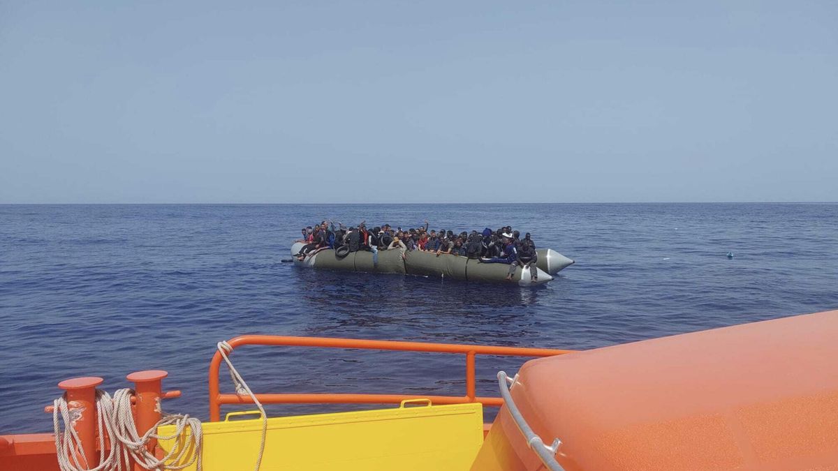 Salvamento Marítimo rescata cerca de Lanzarote a unas 160 personas que iban en dos embarcaciones