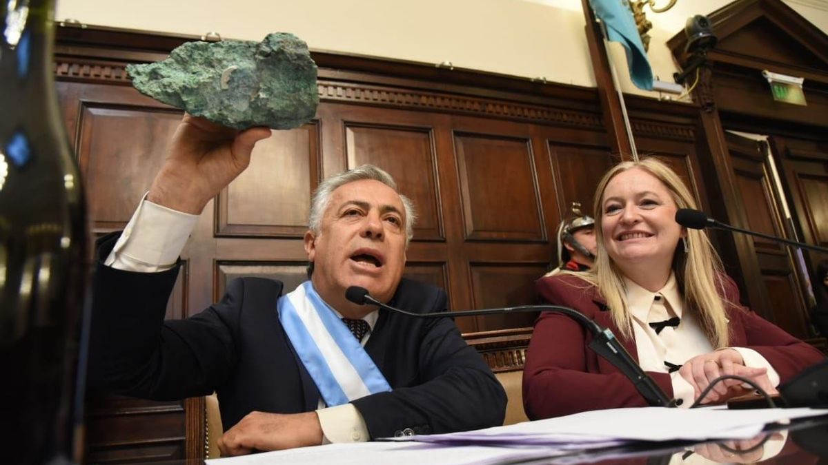 Alfredo Cornejo en la apertura de sesiones, contando las "bondades" de la minería.