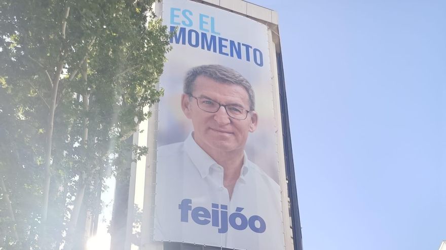 Los operarios ultiman el balcón de Génova, símbolo de las victorias electorales del PP, ante las generales del 23 de julio.