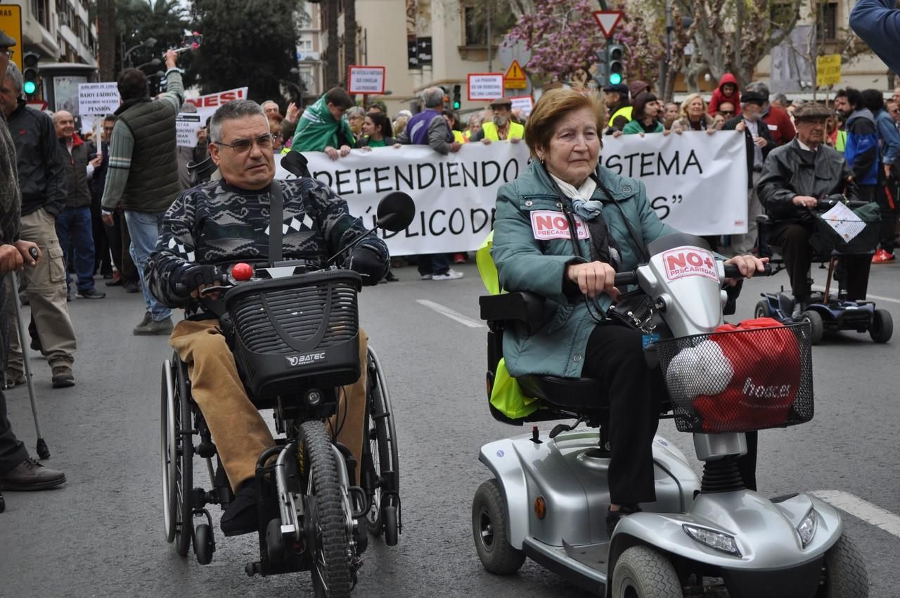 Manifestantes motorizados por unas pensiones dignas