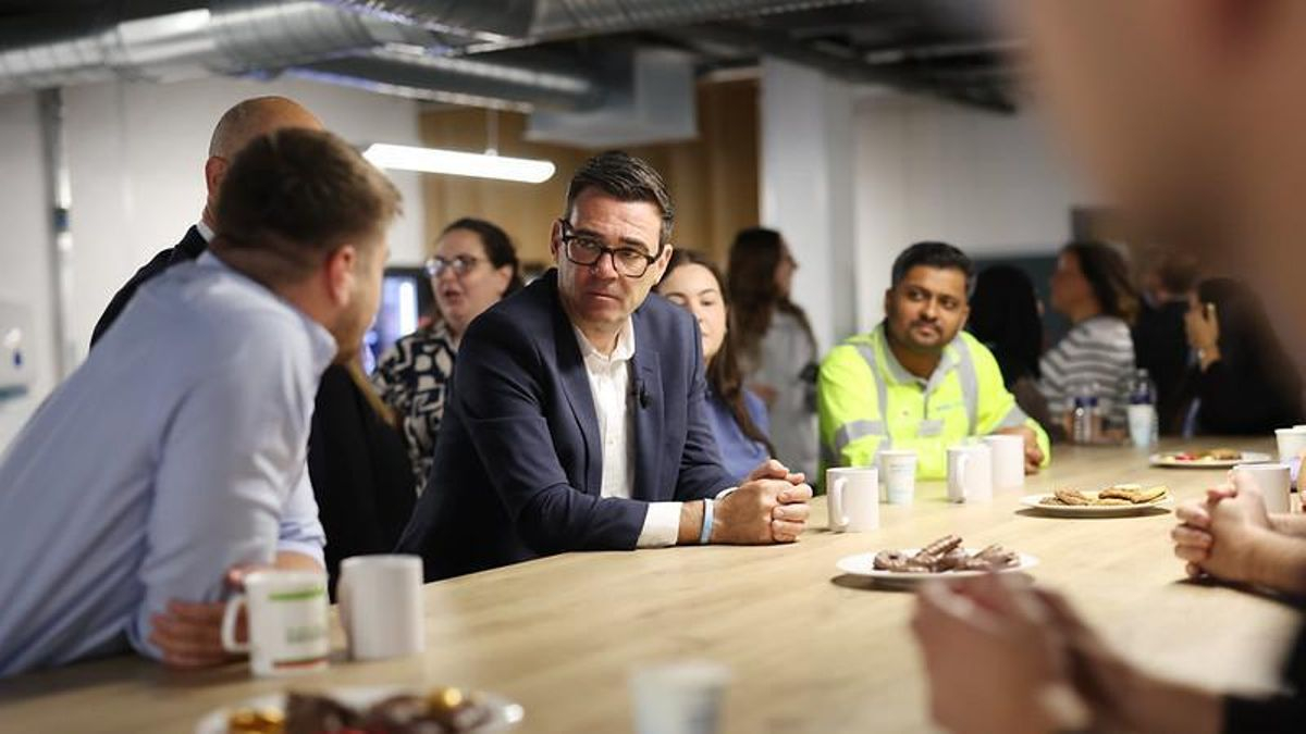 El primer ministro británico, Andy Burnham, con personal de la acerera Tata Steel en Port Talbot, Gales, el 27 de agosto.
