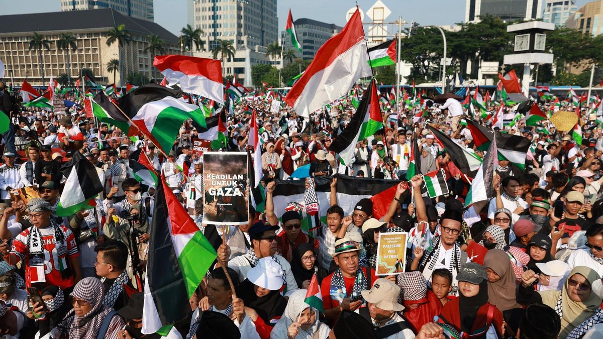 Thousands of Indonesians participate in a demonstration in support of the Palestinians in Jakarta on October 12.