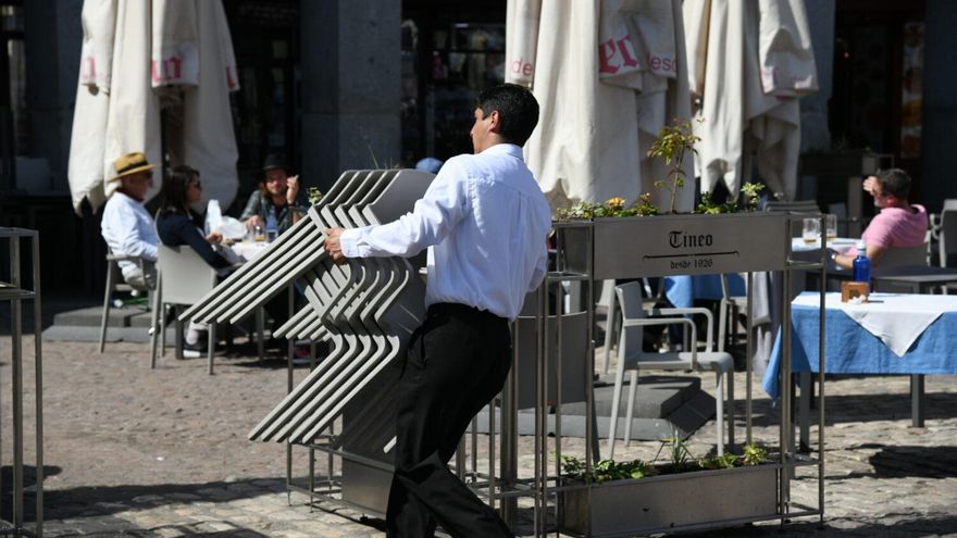 Las asociaciones vecinales de Madrid abren una batalla judicial contra la ordenanza de terrazas de Almeida