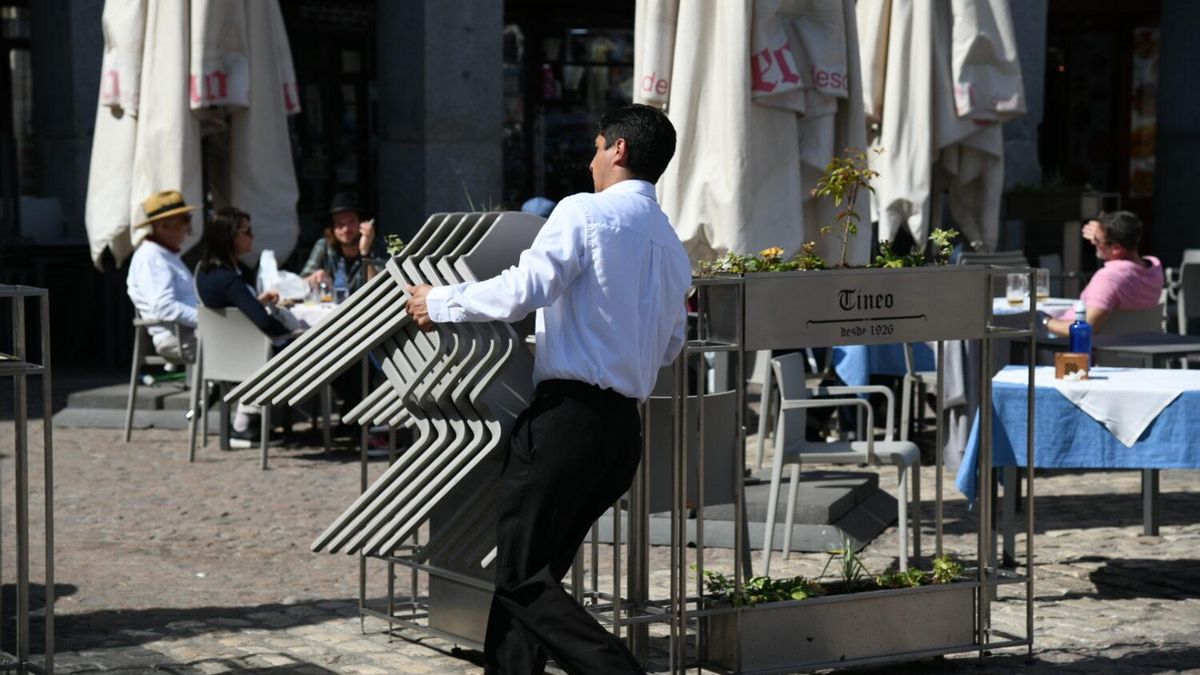 Las asociaciones vecinales de Madrid abren una batalla judicial contra la ordenanza de terrazas de Almeida