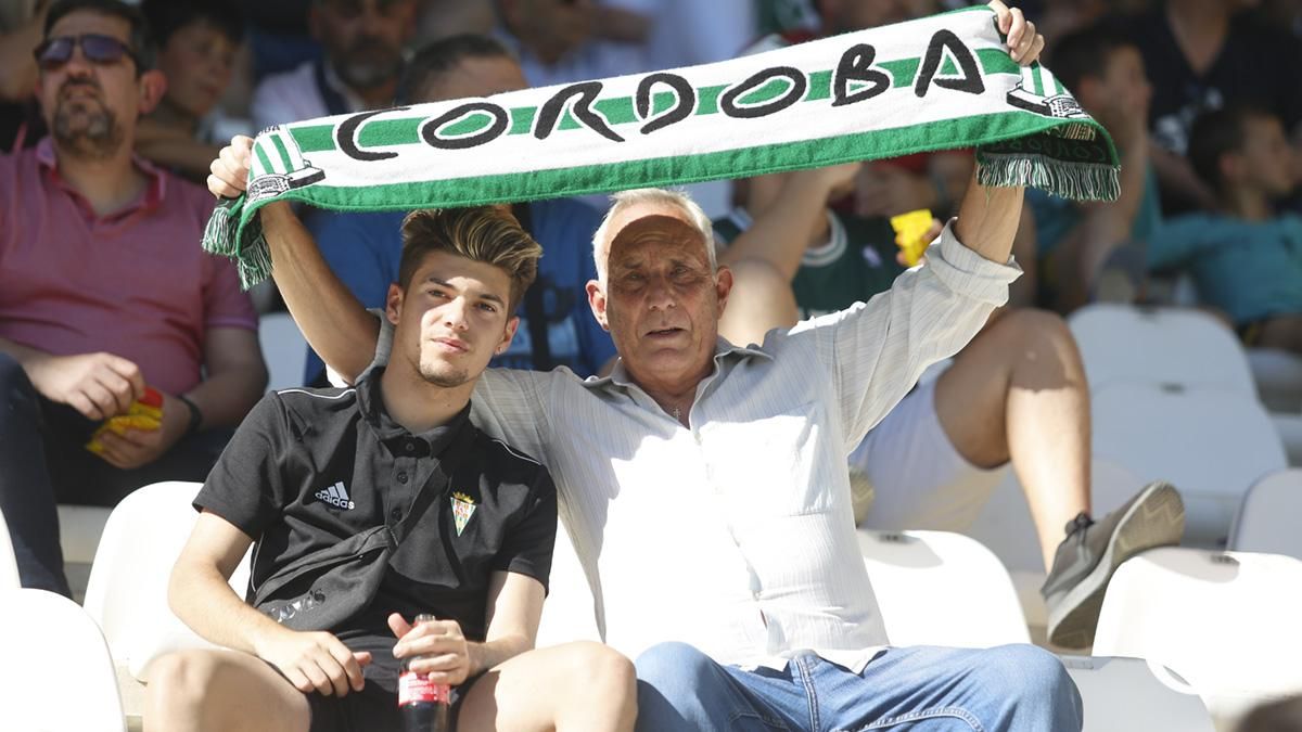 Grada Blanquiverde del partido entre el Córdoba CF y AD Alcorcón