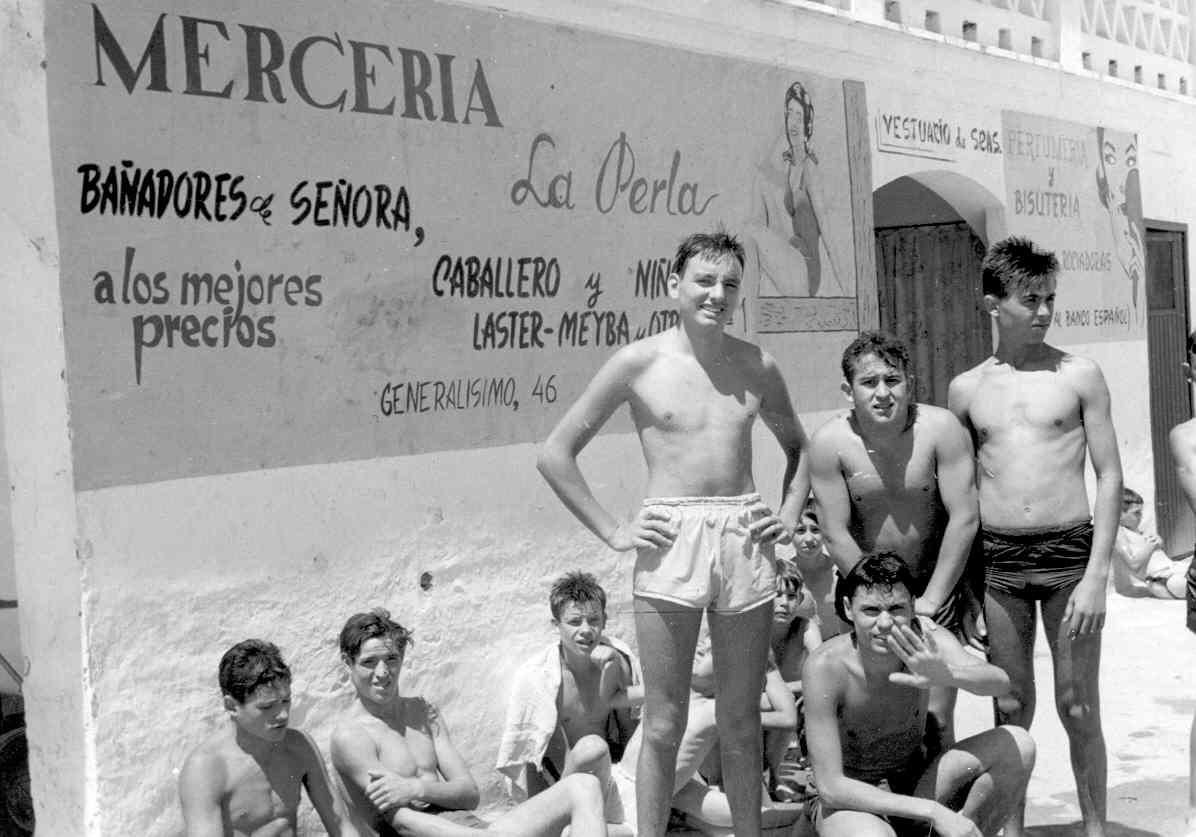 Grupo de chicos jóvenes en traje de baño en la piscina de Puertollano (Ciudad Real). 1966. Fondo Los Legados de la Tierra. Archivo de la Imagen de Castilla-La Mancha.