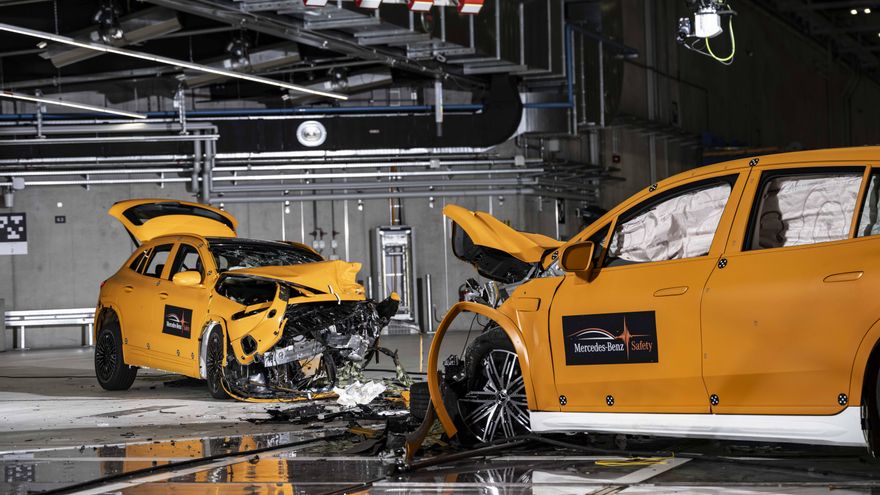 Momento posterior a la colisión frontal de los dos modelos eléctricos de Mercedes.