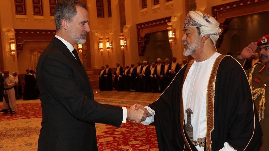 Archivo - El Rey Felipe VI saluda a su Majestad Haitham bin Tariq, sultán de Omán, para presentarle condolencias por el fallecimiento de su Majestad Qabus bin Said al Said, en Omán (Oriente Medio), a 14 de enero de 2020.
