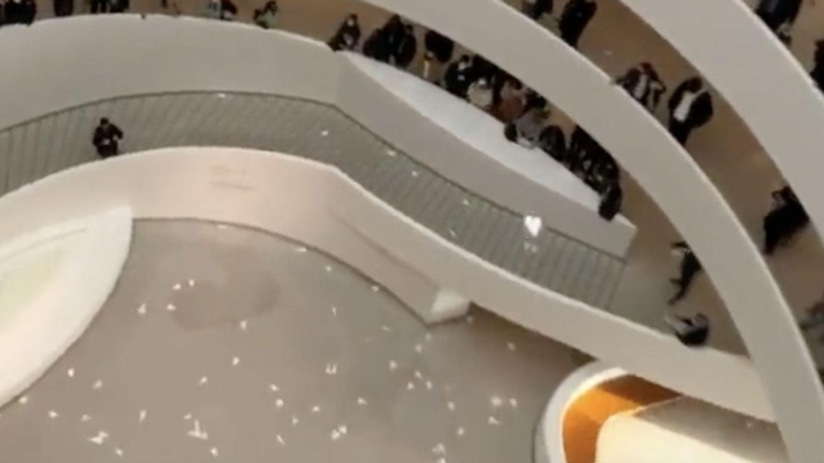 Aviones de papel cayendo al espacio central del museo Guggenheim de Nueva York