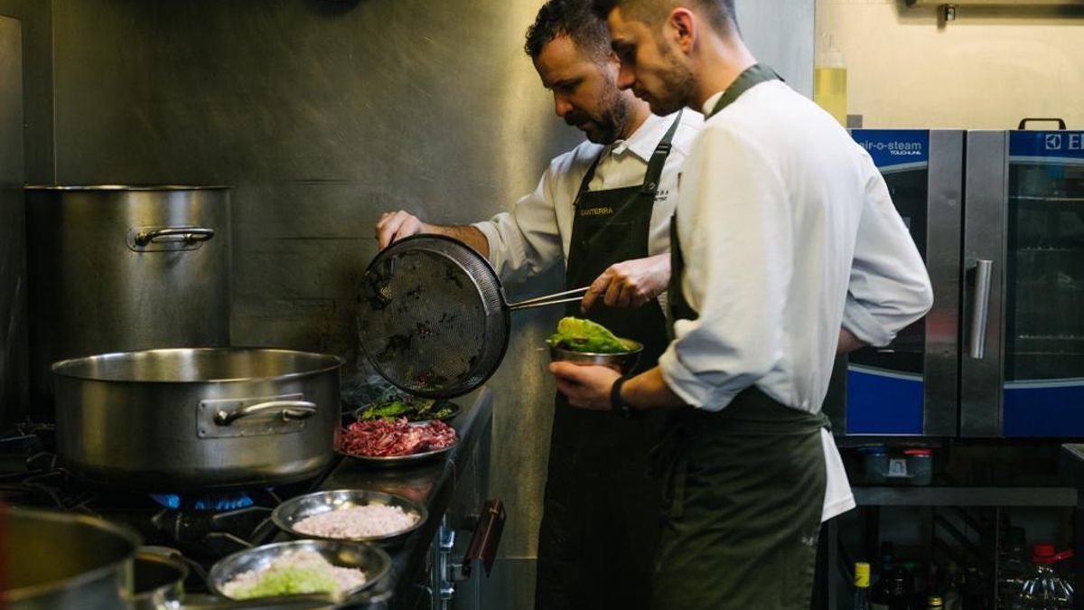 Miguel Carretero con otro miembro del equipo