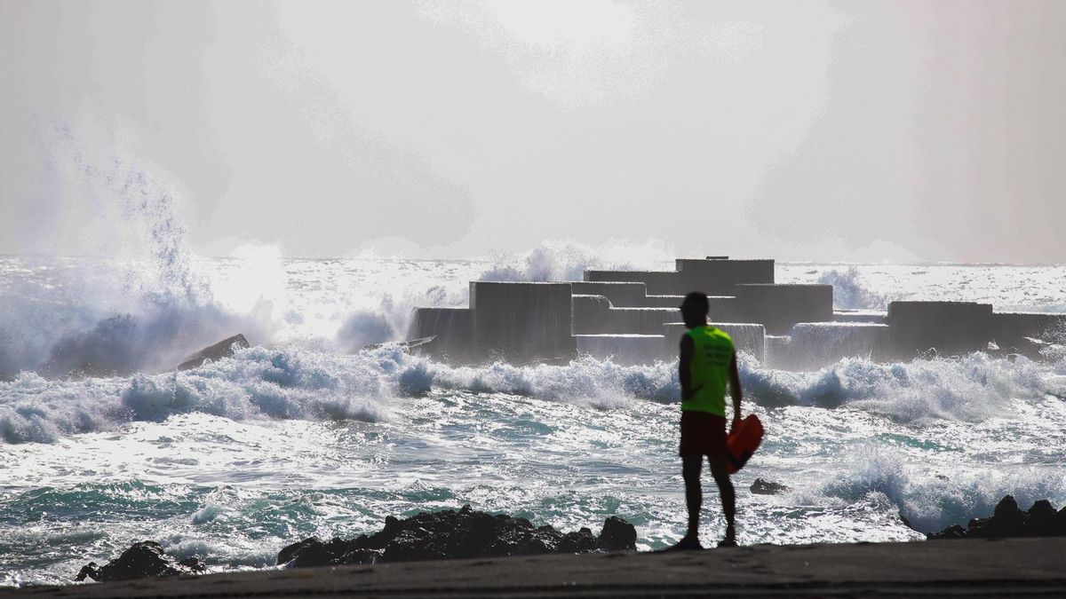 Fuerte oleaje en la costa de Tenerife, en una imagen de archivo.