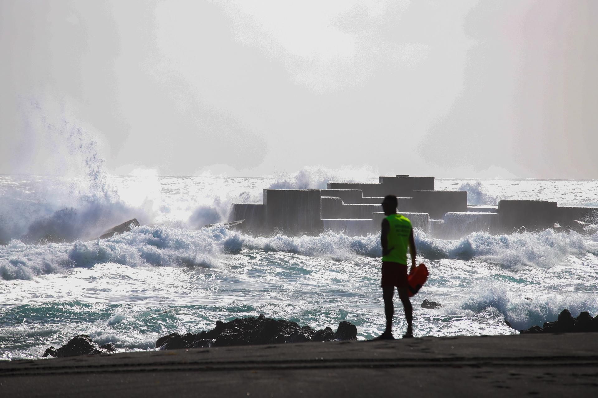 Un socorrista, observando el oleaje en la costa de Los Cancajos, La Palma.