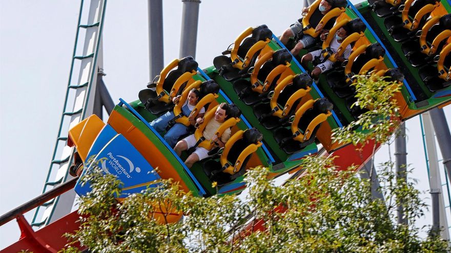 Dos heridos críticos y tres menos graves en un accidente en Port Aventura por la caída de un árbol