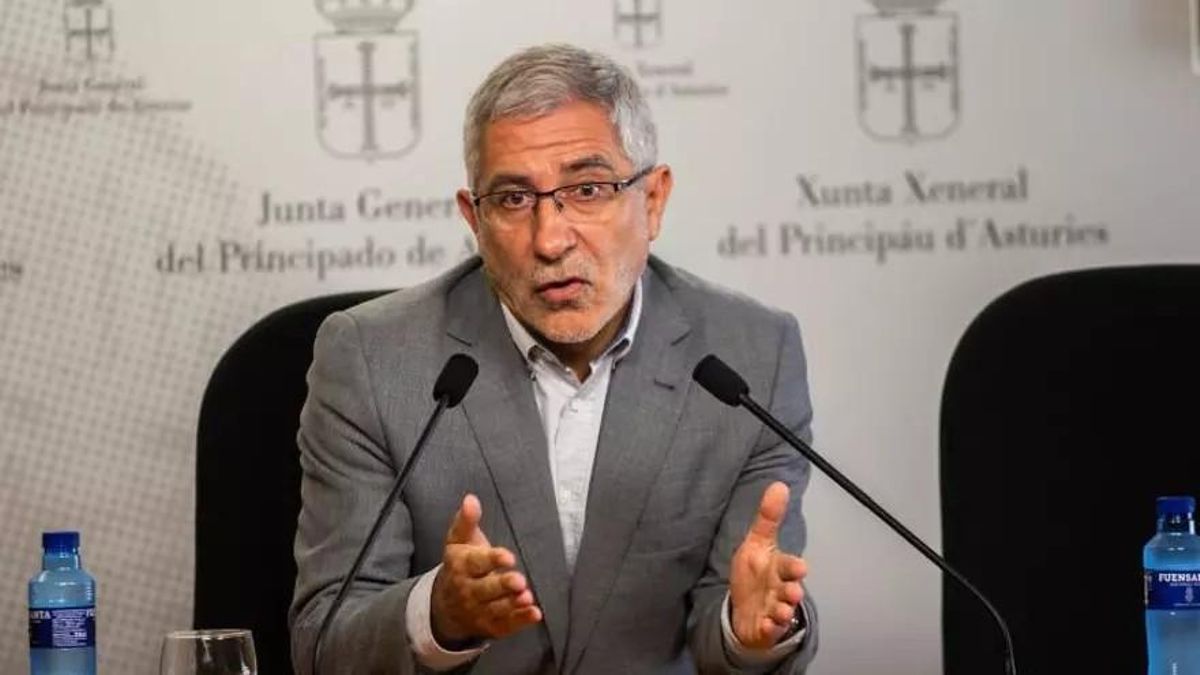 El portavoz de IU-Convocatoria por Oviedo, Gaspar Llamazares, alerta del riesgo de esta operación.