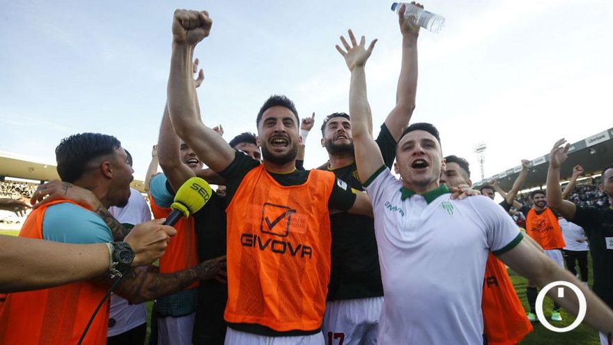Los jugadores del Córdoba celebran el ascenso en Mérida