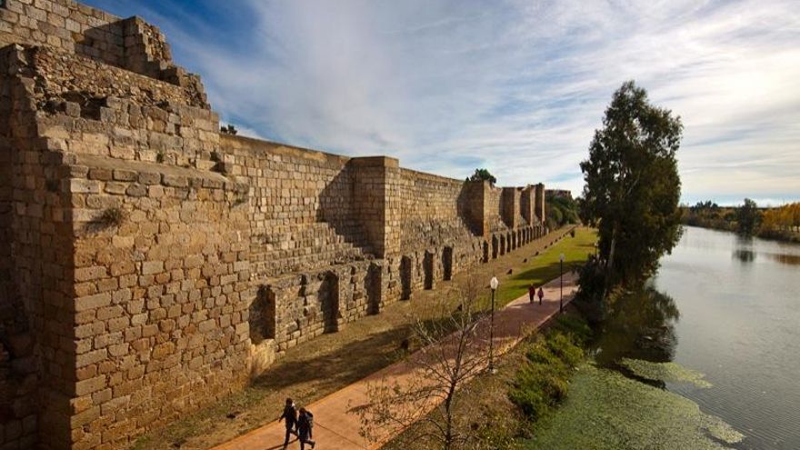 Mérida, dique romano y sobre él muralla árabe de la Alcazaba musulmana