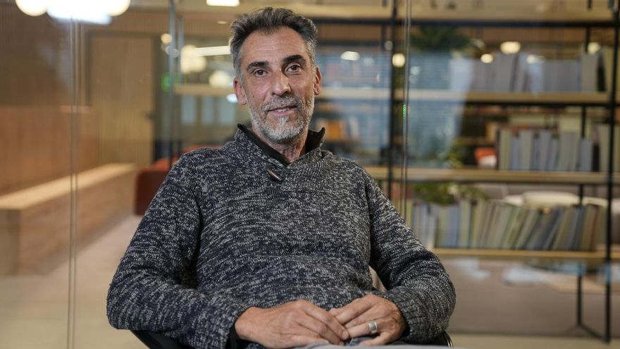 El libro que destripa qué pasa bajo los plásticos de los invernaderos: "Estamos ganando la guerra a la naturaleza"