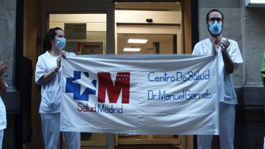 Compañeros despidiendo a Manuel Garrido/ Fotograma de 'Vocación'