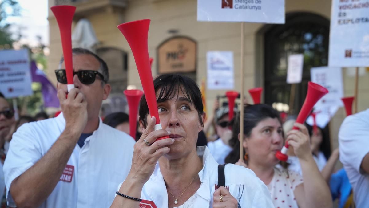 Decenas de personas durante una concentración de facultativos, frente la Subdirección General de Promoción de la Salud, a 17 de junio de 2026, en Barcelona, Catalunya (España)