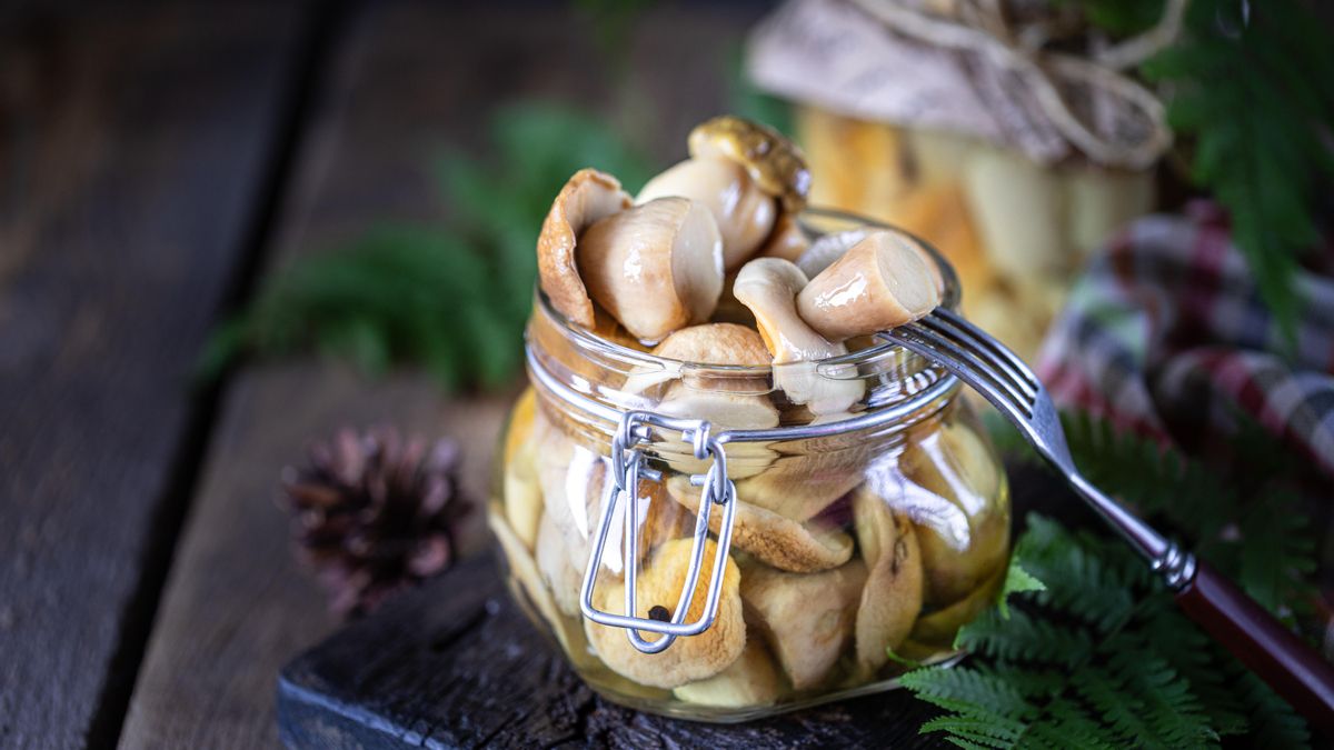 Champiñones porcini en un recipiente de cristal