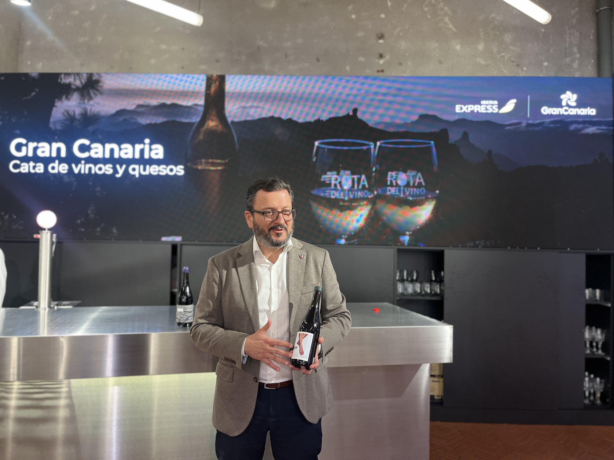 Degustación de vinos de Gran Canaria en la celebración del Día de Canarias por parte de la aerolínea Iberia Express.