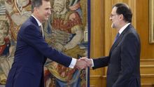 El rey Felipe VI en un encuentro con el presidente en funciones, Mariano Rajoy | Foto de archivo.
