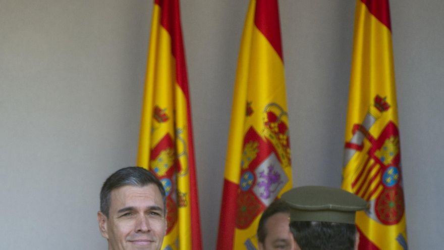Archivo - El presidente del Gobierno, Pedro Sánchez, durante el desfile del 12 de octubre 'Día de la Fiesta Nacional', en la plaza de Cánovas del Castillo, a 12 de octubre de 2023, en Madrid (España).