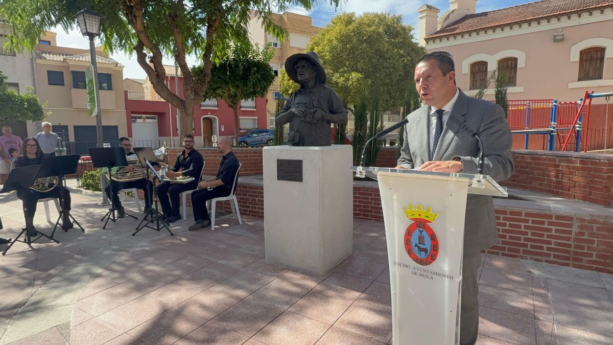 El alcalde de Mula, Juan Jesús Moreno, junto a la escultura homenaje