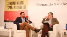 El presidente de Vox, Santiago Abascal y el escritor Fernando Sánchez Dragó en la presentación del libro 'España vertebrada'.