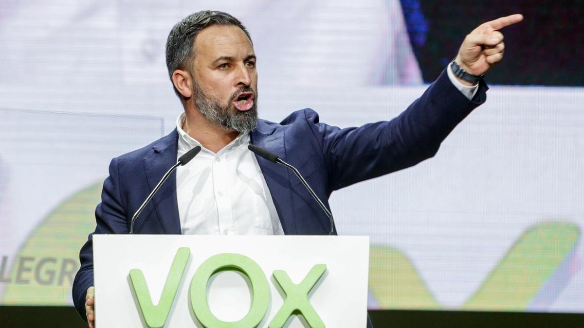 Abascal acusa al Gobierno de permitir indultos para pagar favores, mientras hay "gente muriéndose"