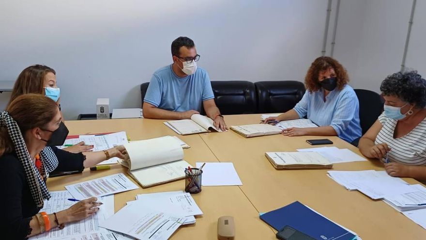 Comisión de Memoria democrática formada por las consejeras Inés Miranda, Olaia Morán, el director delos Archivos Generales del Cabildo, Francisco Tazacorte y la coordinadora de Podemos en el Cabildo Pino Sánchez.