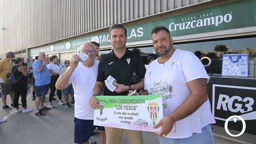 Una pasión sin límites ni horario: en cola desde la madrugada en busca de su abono físico