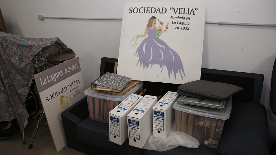 Primer cartel de Sociedad Velia. La mujer tiene los colores violeta, rojo y amarillo, los de la bandera española de la Segunda República
