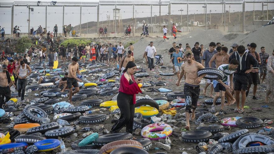 Flotadores y migrantes tras traspasar la frontera entre Ceuta y Marruecos, a 31 de julio de 2026, en Madrid (España). Numerosas personas seguían entrando en Ceuta desde Marruecos de forma incontrolada al caer la noche de este jueves, 30 de julio. Desde pr
