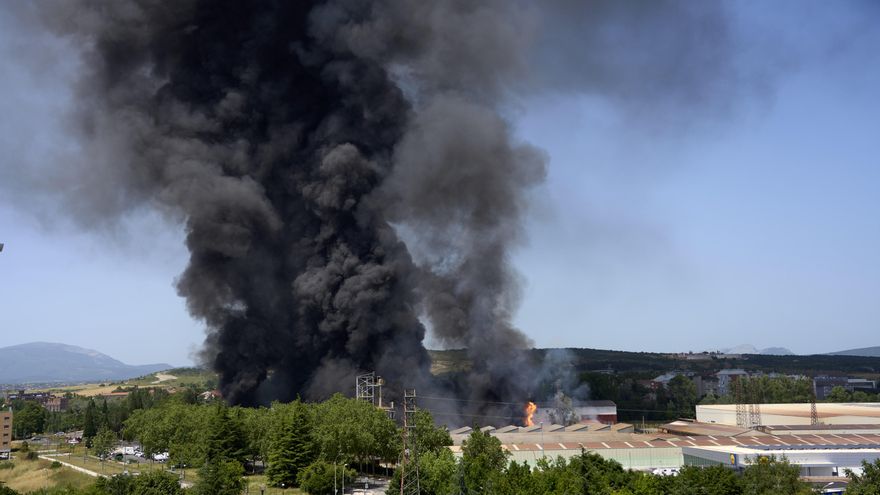 Grandes llamaradas y una columna visible desde todo Vitoria por el incendio de una fábrica