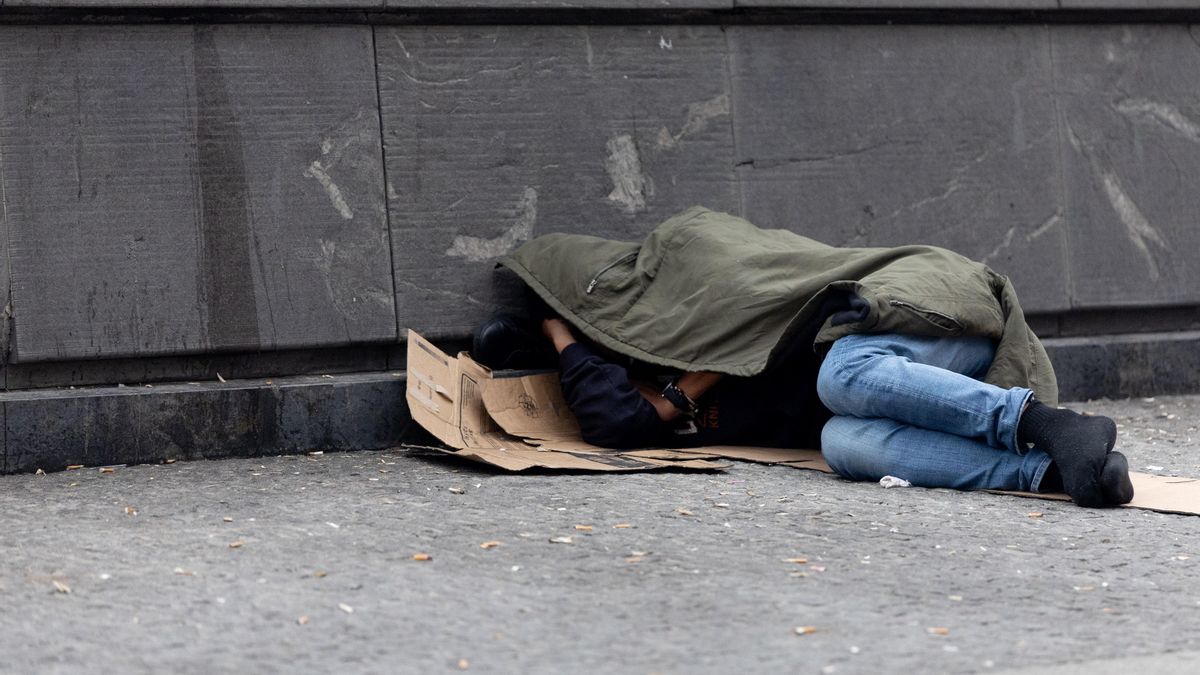 Una persona durmiendo en la calle.