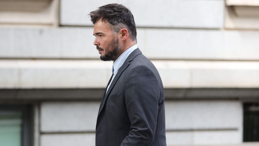 El portavoz de Esquerra Republicana (ERC) en el Congreso, Gabriel Rufián, a su llegada al Congreso de los Diputados donde se está celebrando una sesión plenaria, a 28 de abril de 2022, en Madrid (España).