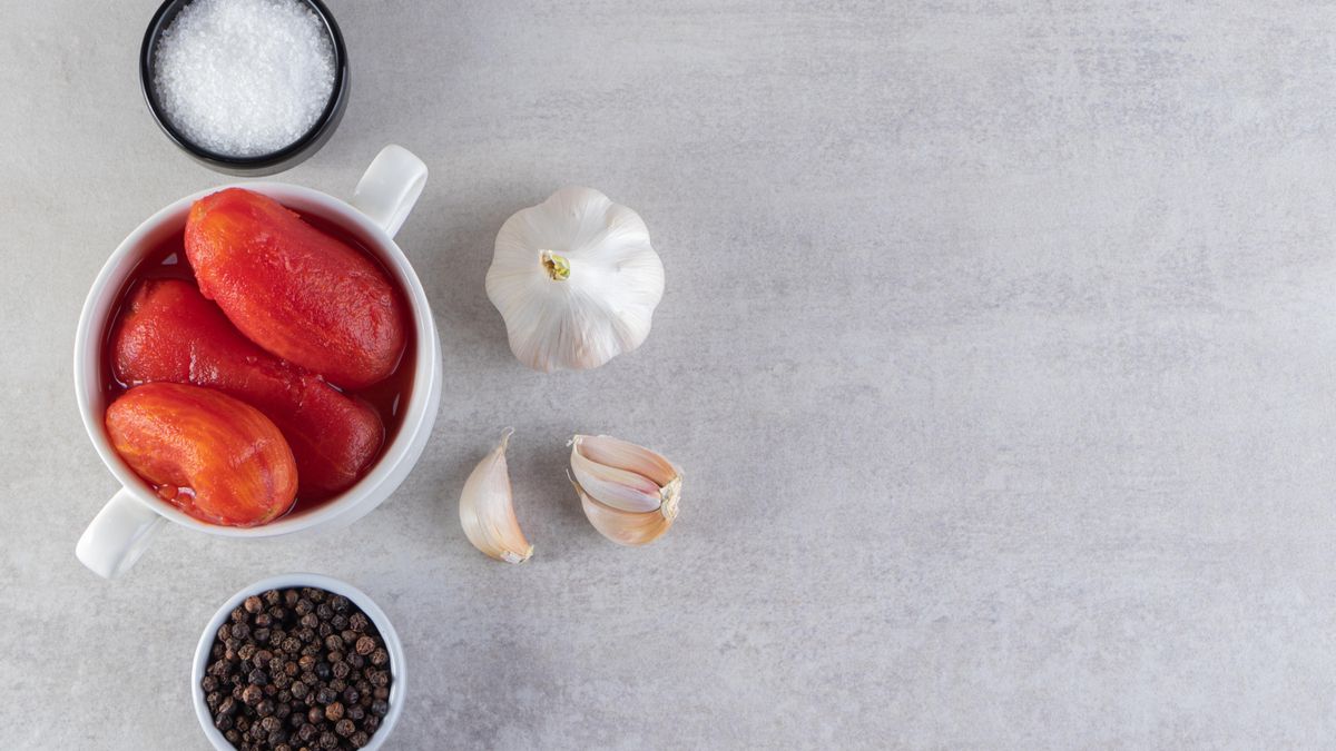 Las versiones más tradicionales recurren al tomate natural pelado y cocido