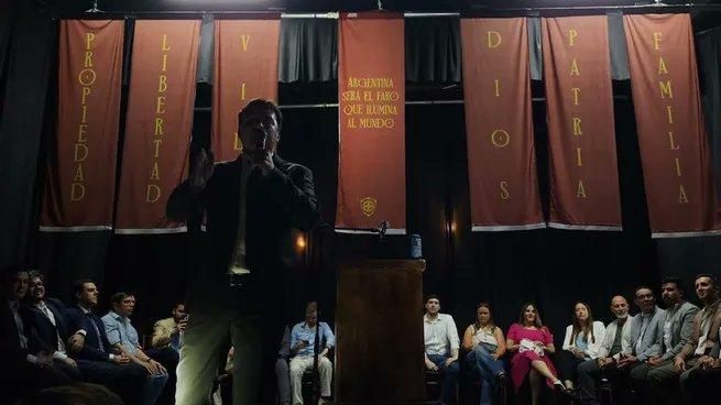 Agustín Romo, referente de Las Fuerzas del Cielo, habla en un acto el 17 de noviembre de 2024, en San Miguel, provincia de Buenos Aires.