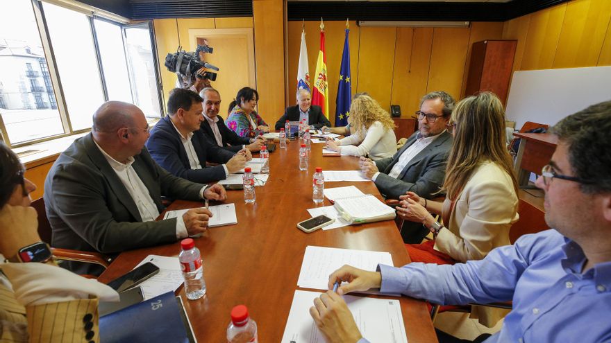 El Consejero de Industria, Empleo, Innovación y Comercio, Eduardo Arasti, preside la Comisión Sectorial de Empleo y Formación del Diálogo Social