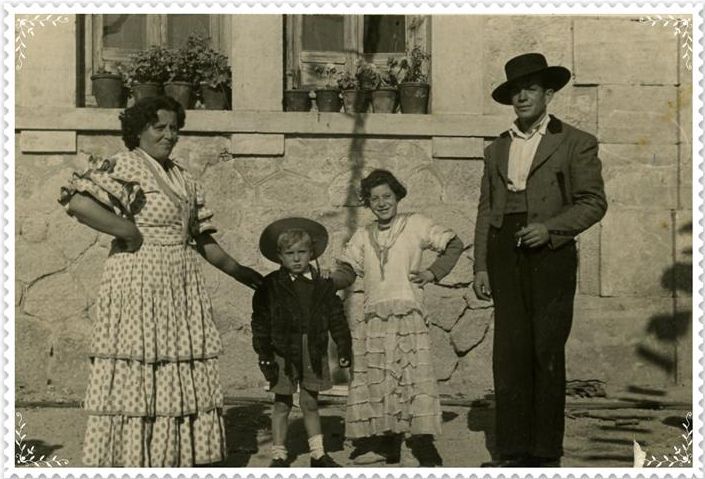 Imagen documental del rodaje con habitantes de Guadalix caracterizada para la película