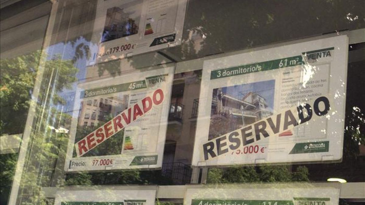 Un escaparate inmobiliario, en una imagen de archivo.