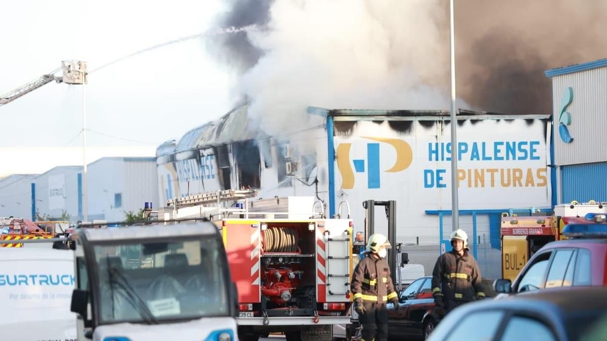 Ocho parques de bomberos se movilizan por un incendio en la Hispalense de Pinturas de La Rinconada