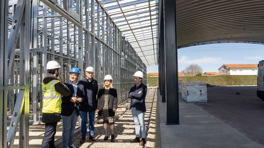 El alcalde de Camargo, Diego Movellán, visita las obras de la última fase de la pista polideportiva de Escobedo (Camargo)