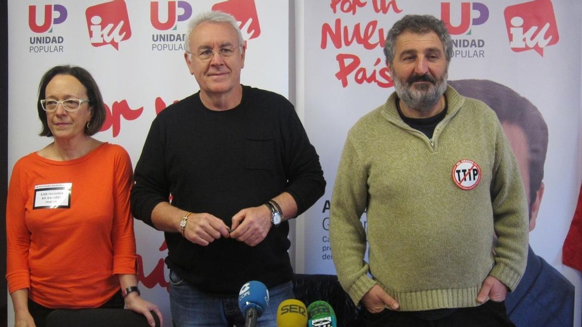 Cayo Lara, en el centro, junto a Mercedes Boix y Sergio Tamayo.