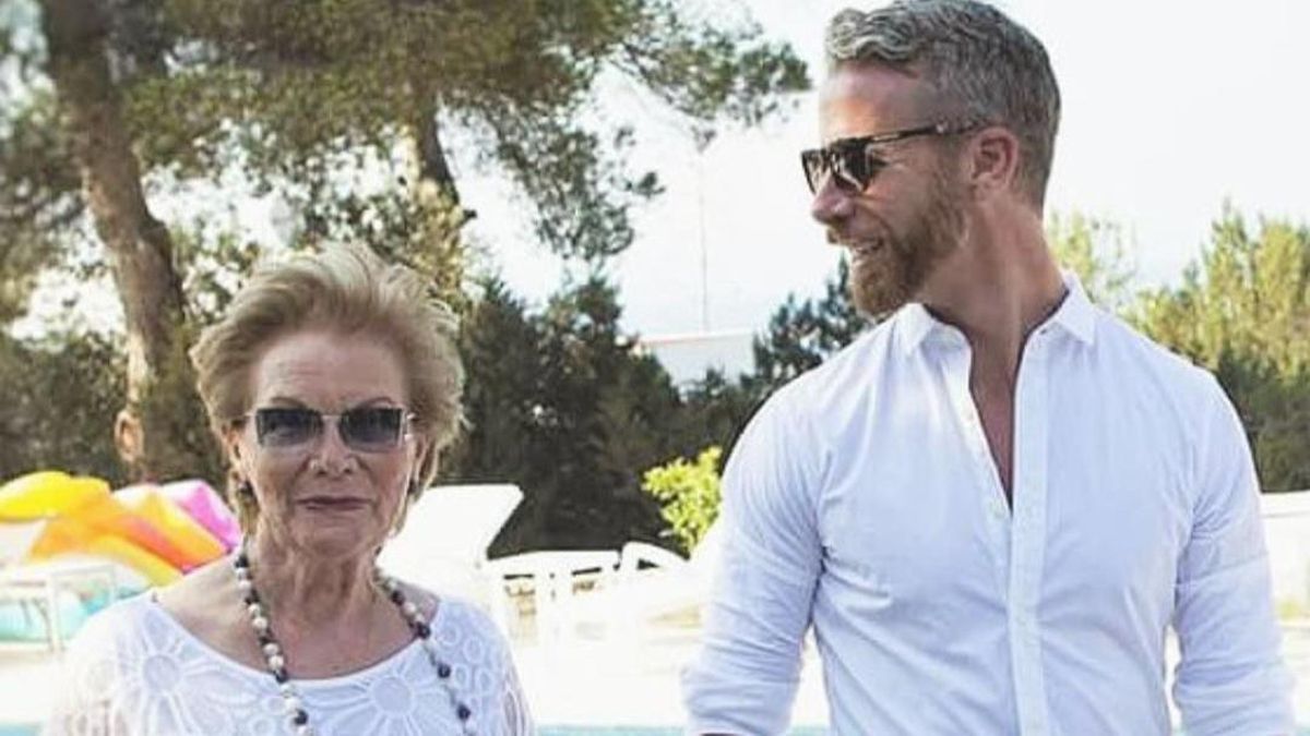 Raúl Laguarda con su madre, Desamparados.