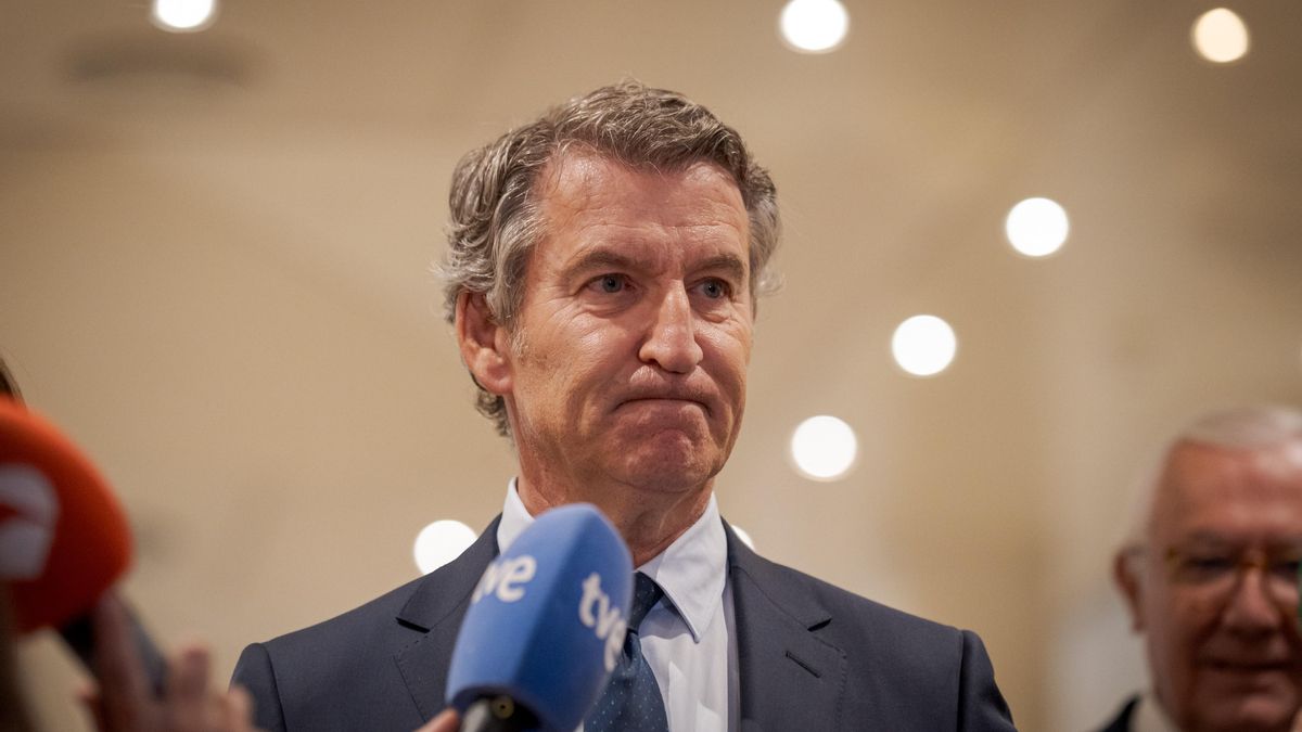 El presidente del Partido Popular, Alberto Núñez Feijóo, atiende a los medios a su llegada a la clausura de las jornadas del Partido Popular ‘Iniciativa Legislativa del Senado en el Estado de Derecho. El bloqueo de las Proposiciones de Ley del Senado en e