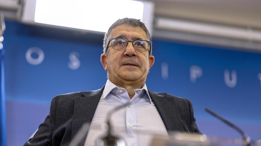 El portavoz del PSOE en el Congreso, Patxi López, da una rueda de prensa este martes, en el Congreso de los Diputados.