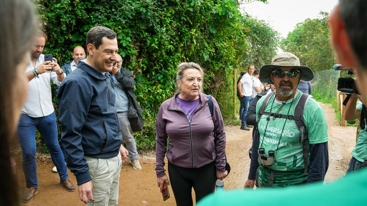 Juanma Moreno recorre el sendero de la fase 3 del Cinturón Verde de Córdoba junto a representantes del PP andaluz